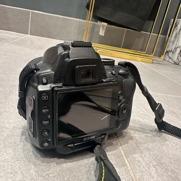 Nikon D5000 DSLR camera - Picture 7 of 8